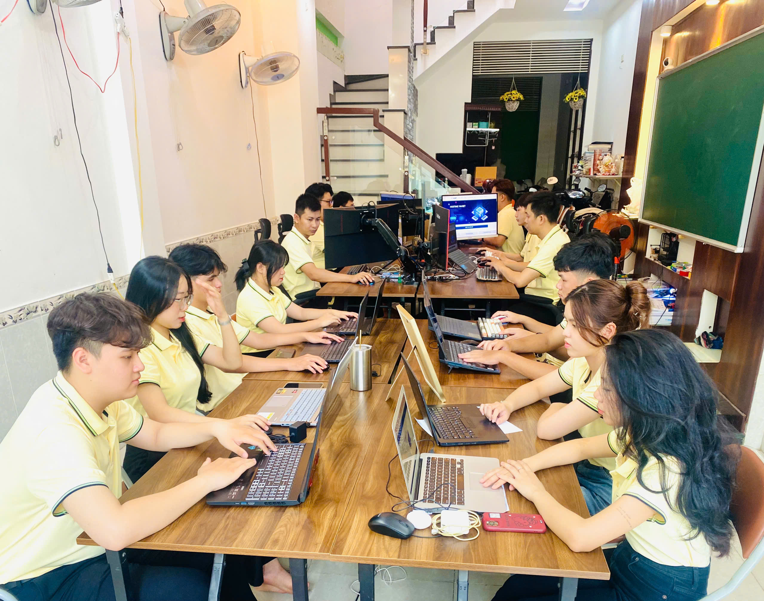 YAVIET Team làm việc nghiêm túc